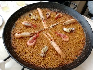 Paella de marisco en restaurante Valencia